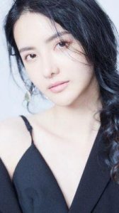 ​张芷溪惊艳变身！从清纯少女到整形“鸡”，她究竟经历了什么？