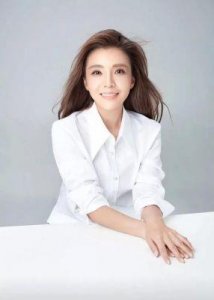 ​央视主持人朱迅：36年风雨共度，荣誉背后藏辛酸，新职称引人关注