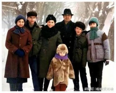 ​尼格买提婚姻状况疑云再起，结婚9年妻子常驻国外，背后辛酸引人关注