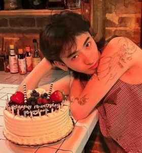 ​伊能静儿子恩利再现女装大波浪蕾丝尽显魅力