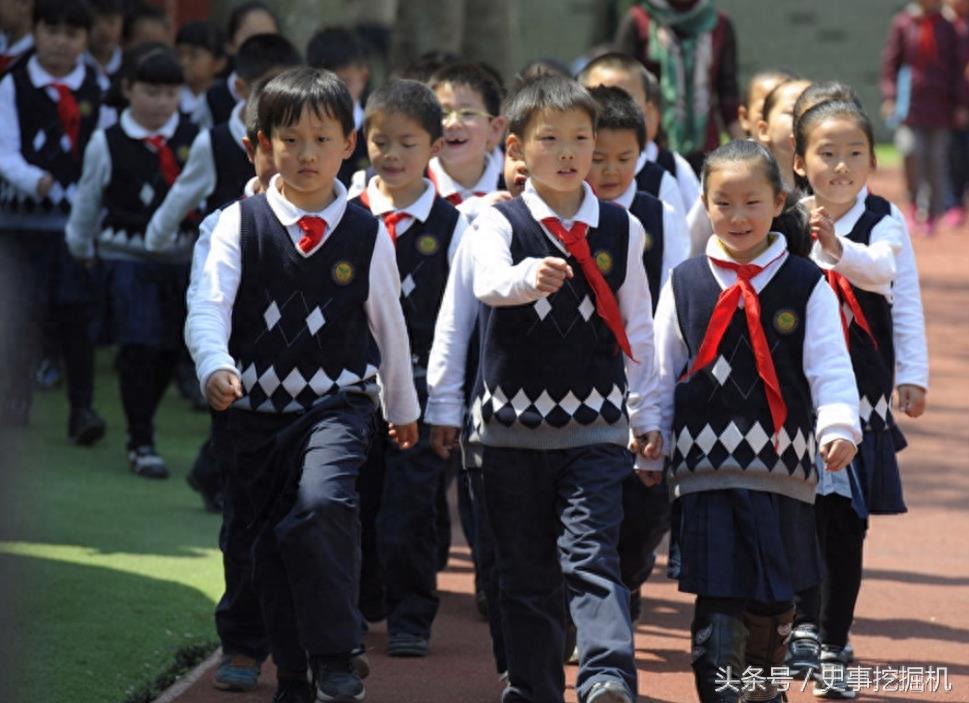 直击13款中国学生校服,你穿过哪一种?又觉得哪一种最好看?