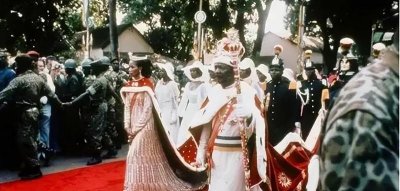 18岁中国女服务员,远嫁47岁非洲“皇帝”,两年后狼狈回国