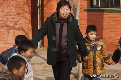 父亲病逝,兄弟四人和母亲用爱撑起了一个完整的家