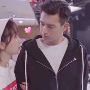 ​李现杨紫恋情曝光：私下牵手照片流出，两人聊天记录揭示真实关系