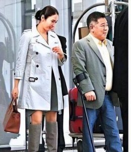 ​46岁的黎姿罕见露面，瘫痪的弟弟坐轮椅亮相，曾与小青赵雅芝传恋情绯闻