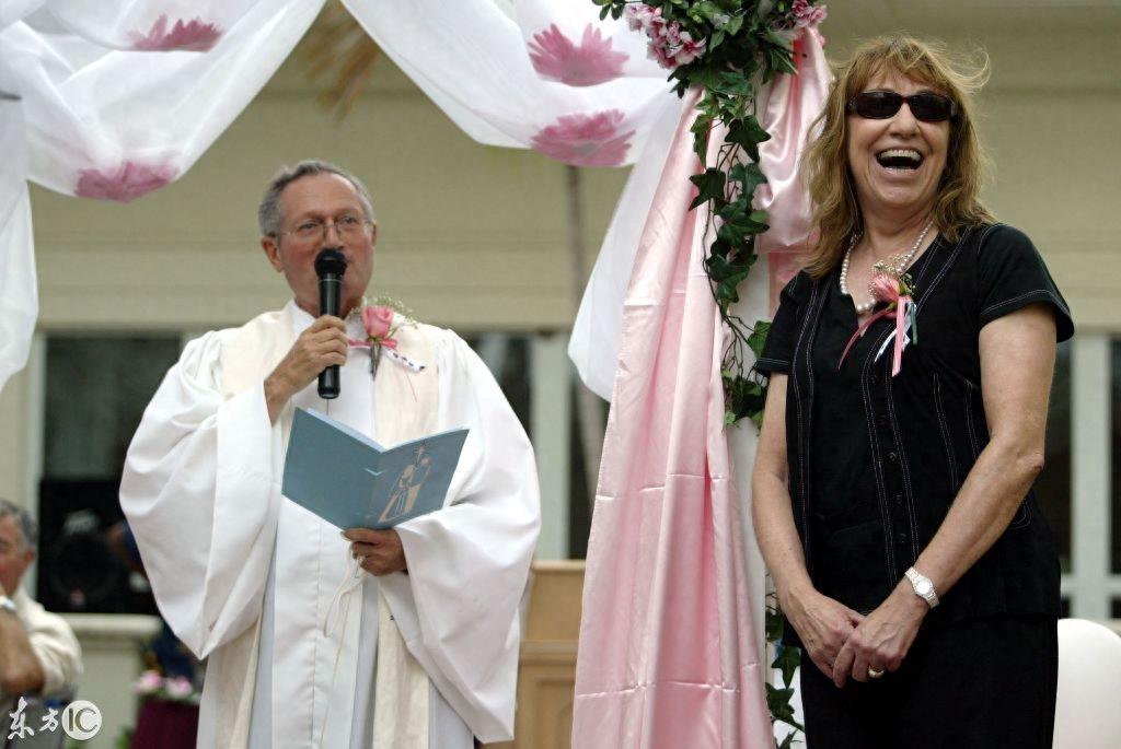 美国人厉害了！为狗狗举行婚礼 网友：我的婚礼连狗都不如！