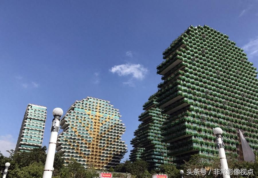 三亚标志性建筑美丽之冠门前站着两排金人 七星酒店咋这造型?