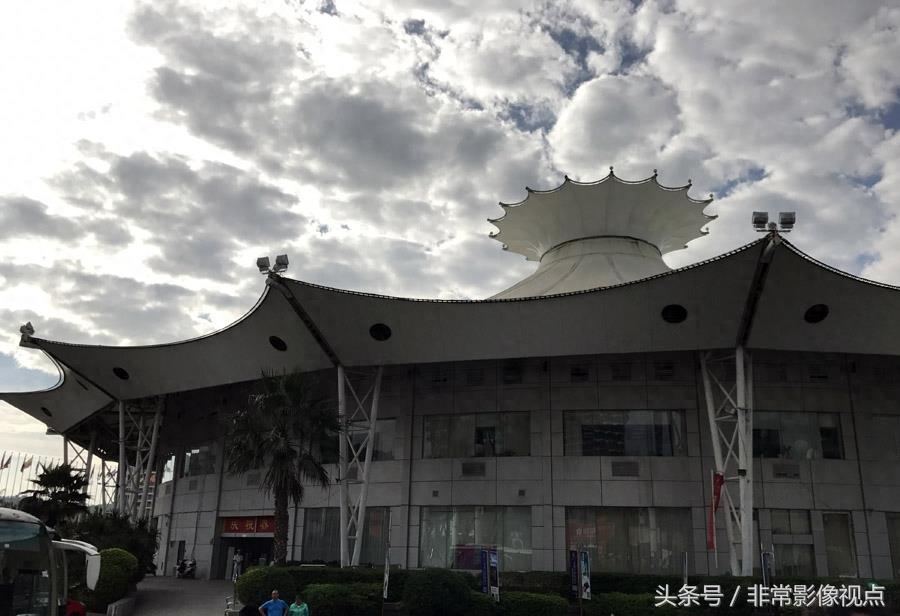 三亚标志性建筑美丽之冠门前站着两排金人 七星酒店咋这造型?