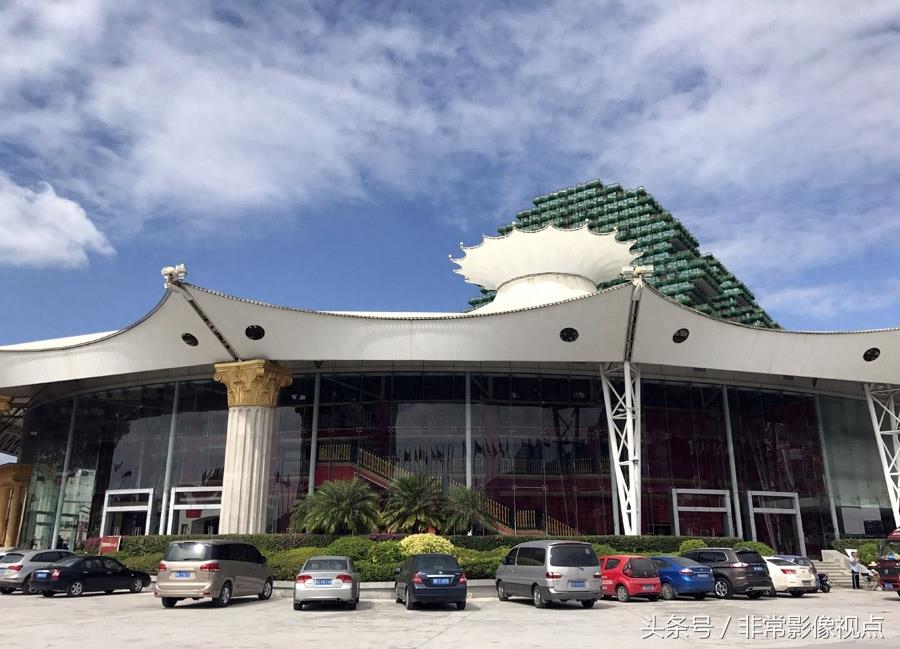 三亚标志性建筑美丽之冠门前站着两排金人 七星酒店咋这造型?