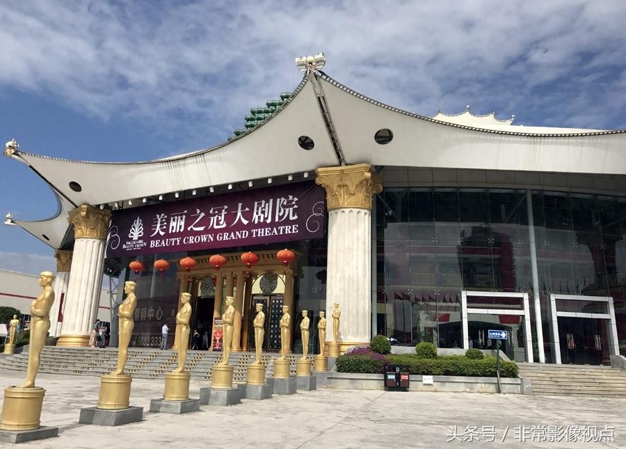 三亚标志性建筑美丽之冠门前站着两排金人 七星酒店咋这造型?