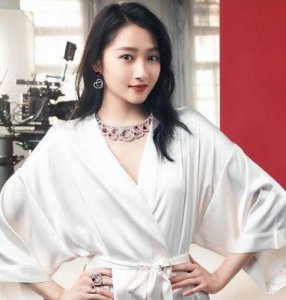 ​揭秘关晓彤家族背景，她竟是清代贵族后裔，因此被称为“格格”！