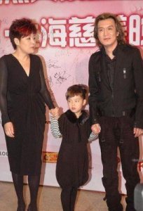 ​李咏离世五周年，哈文与女儿为其庆生，家庭温馨感人