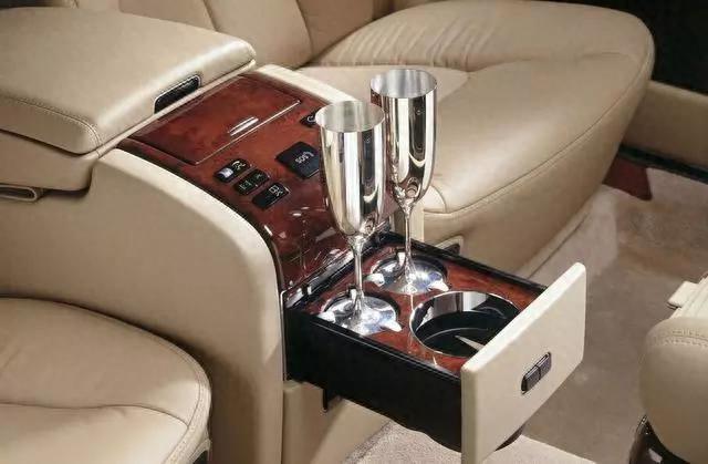 身价286亿美元的马云,座驾迈巴赫62S过千万,顶级奢华。