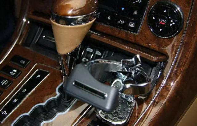 身价286亿美元的马云,座驾迈巴赫62S过千万,顶级奢华。