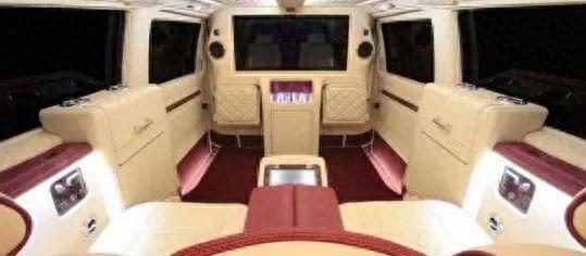 身价286亿美元的马云,座驾迈巴赫62S过千万,顶级奢华。