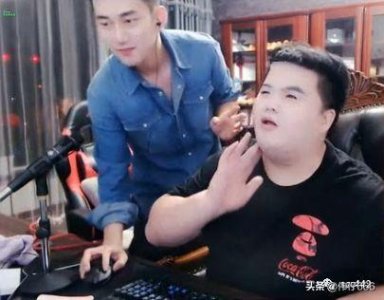 ​刘一手成低俗网红又遭网警举报，阿哲直播卖面膜遭官方B类