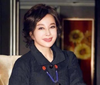 ​知名女星生图颜值受争议，科技脸疑似刘晓庆，曾否认整容