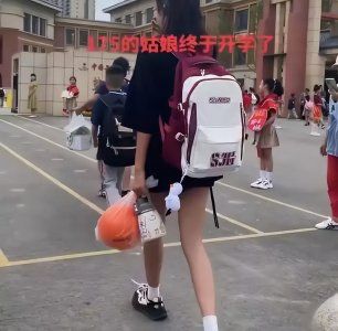 ​＂11岁六年级女孩傲人身材：175厘米长腿引人瞩目＂身材绝了