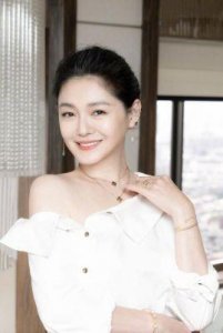 ​萧敬腾的经纪人非同凡响，他的父亲也是资深经纪人，而他本人则亲自操劳