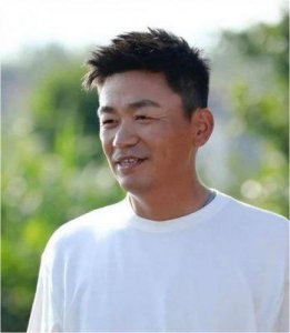 ​王宝强：从草根到明星的华丽蜕变与情感历程