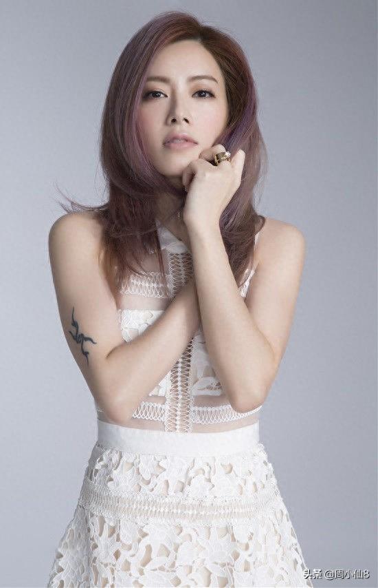 明星徐怀钰，中国台湾歌手和演员，歌声甜美清脆，是台湾实力歌手