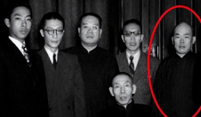 ​1940年，万墨林为了情报出现却陷入圈套，周围窜出大汉将他围住！