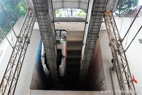 重庆又现轻轨穿楼过 体验穿越引围观