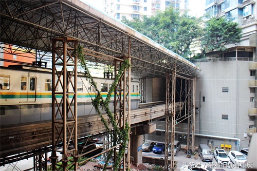 重庆又现轻轨穿楼过 体验穿越引围观