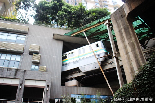 重庆又现轻轨穿楼过 体验穿越引围观