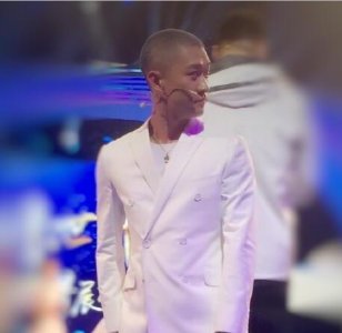 ​曹云金染白发寸头 遭网友调侃：讲真，这不是秃头？