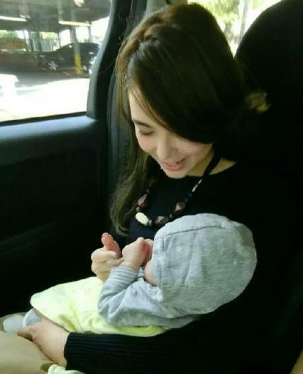周杰伦、昆凌的闺女小周周正面照曝光,萌态十足,堪比洋娃娃~~