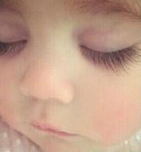 周杰伦、昆凌的闺女小周周正面照曝光,萌态十足,堪比洋娃娃~~