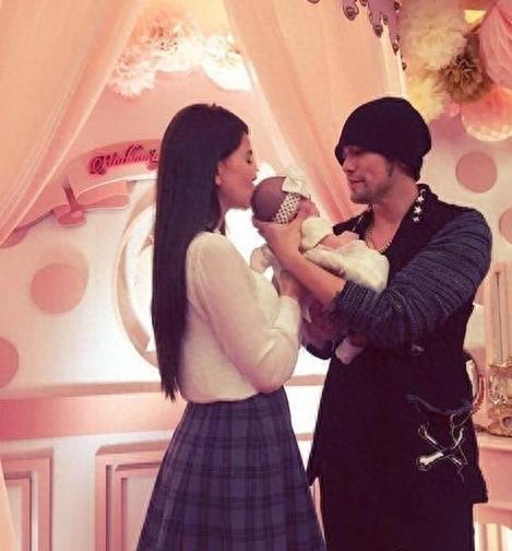 周杰伦、昆凌的闺女小周周正面照曝光,萌态十足,堪比洋娃娃~~