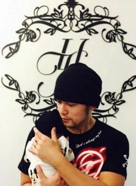 周杰伦、昆凌的闺女小周周正面照曝光,萌态十足,堪比洋娃娃~~