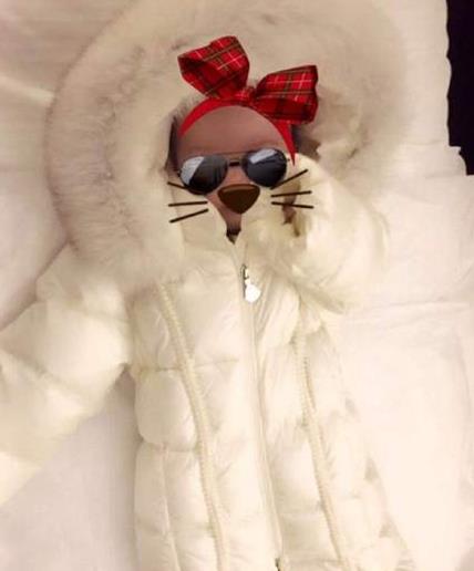 周杰伦、昆凌的闺女小周周正面照曝光,萌态十足,堪比洋娃娃~~