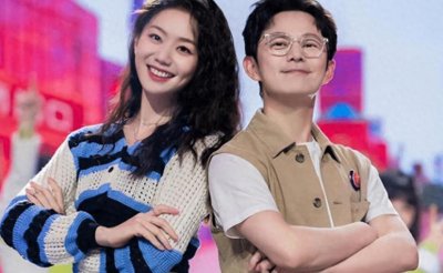 ​许嵩携小14岁女友逛街被拍，高调熊抱回爱巢，知情人曝其已订婚