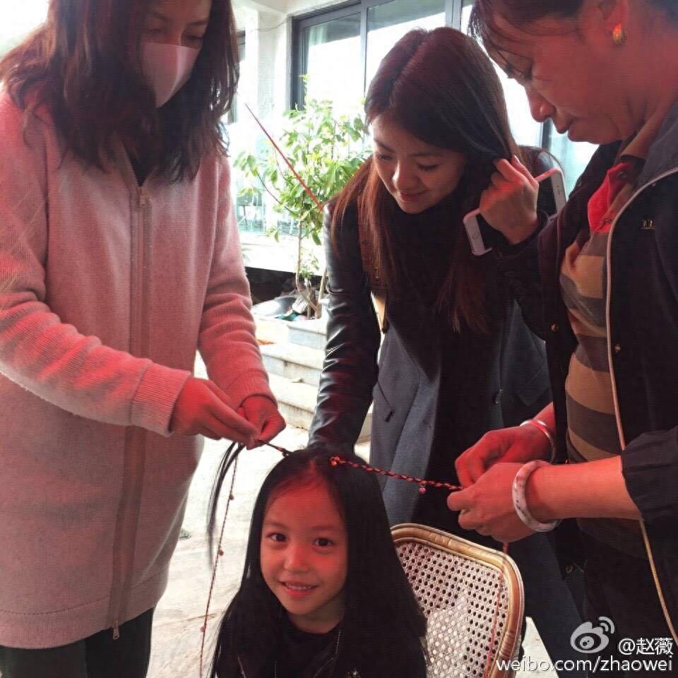 赵薇晒女儿小四月新照片，大眼萌娃已长大成为美人胚子了！