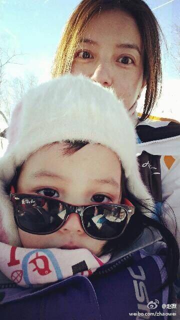 赵薇晒女儿小四月新照片，大眼萌娃已长大成为美人胚子了！