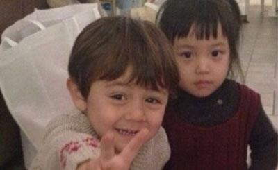 赵薇晒女儿小四月新照片，大眼萌娃已长大成为美人胚子了！