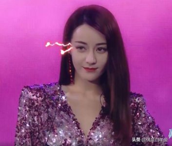 ​迪丽热巴罗志祥合唱，当小猪经过她身后，热巴的反应堪称教科书