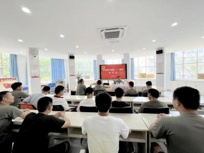 ​凤台县精忠中学举行庆祝“八一”建军节座谈会