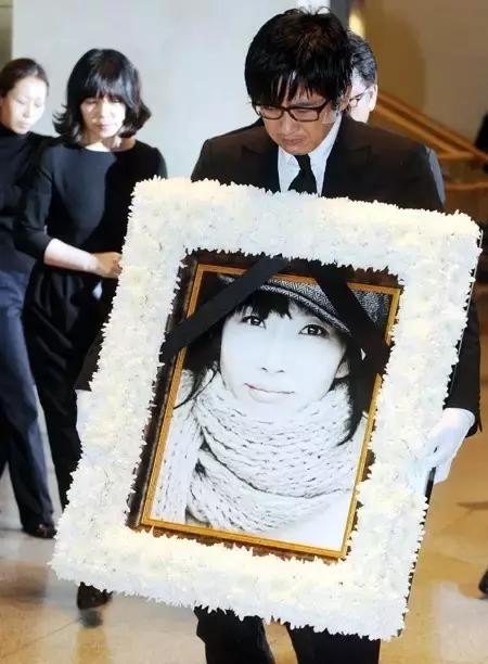 从韩国天后崔真实的家族悲剧,看原生家庭的畸形究竟会带来什么?