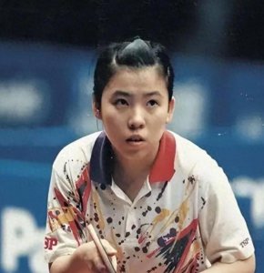 ​“乒乓女王”邓亚萍：败光国家20亿向外国人下跪，儿子国籍成谜