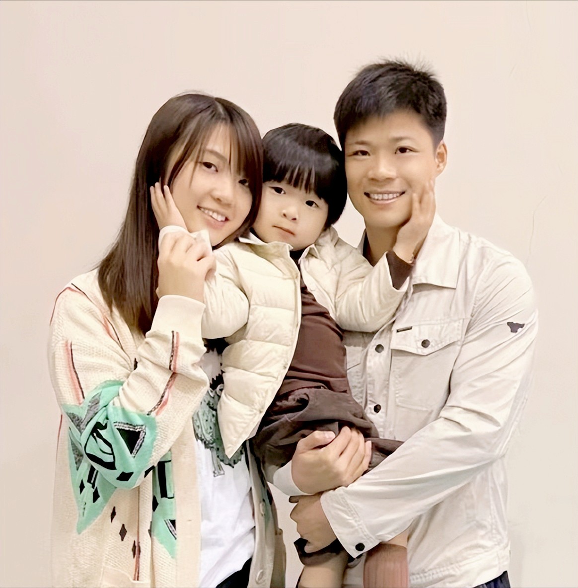 “亚洲飞人”苏炳添个人资料简介：出身广东中山农村，对妻儿有愧疚