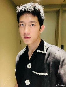 ​井柏然被拍到与友人聚餐 无名指上戴戒指十分显眼