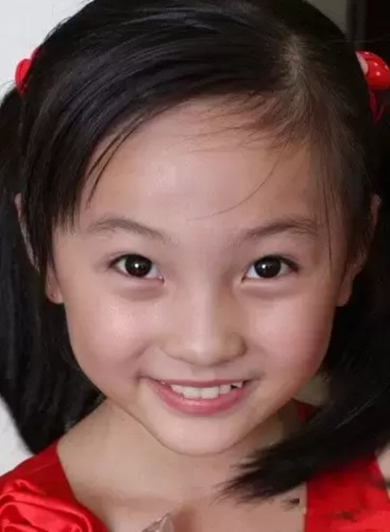 14岁林妙可胸部发育照片(林妙可身材发胖胸部似成人少女)