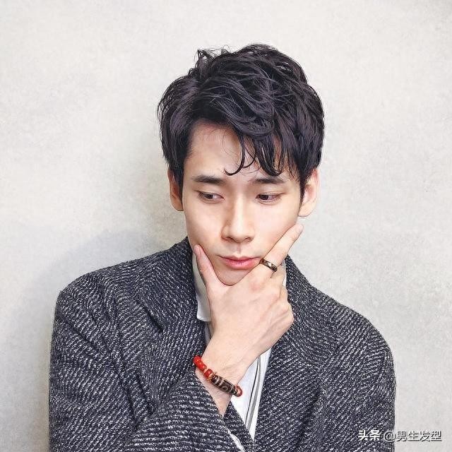 男生“偏分”发型过时了？这4款时尚发型，你越剪越帅