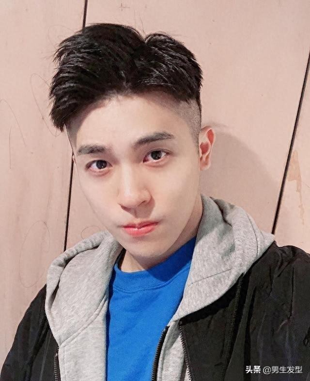 男生“偏分”发型过时了？这4款时尚发型，你越剪越帅