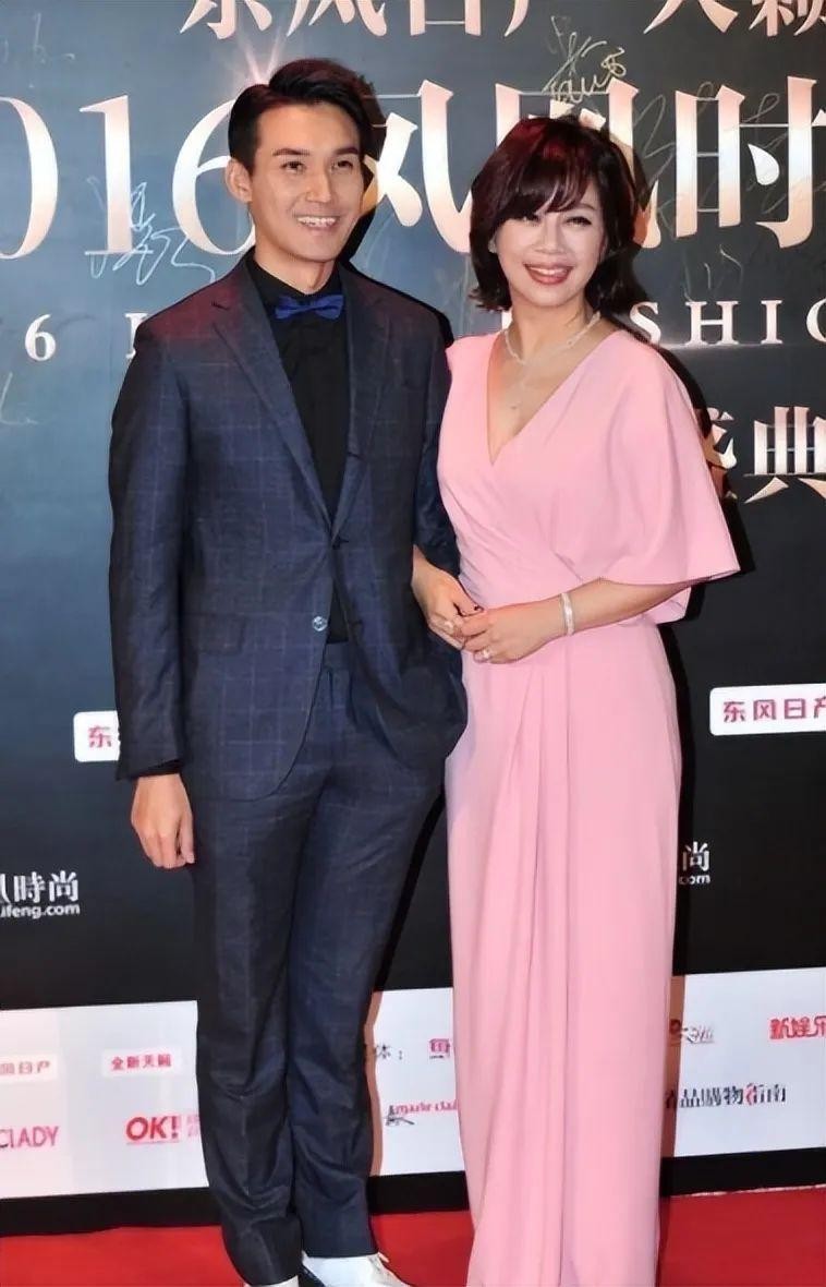 陈松伶穿一身粉嫩成小公主，难怪老公张铎一直紧抓她不放