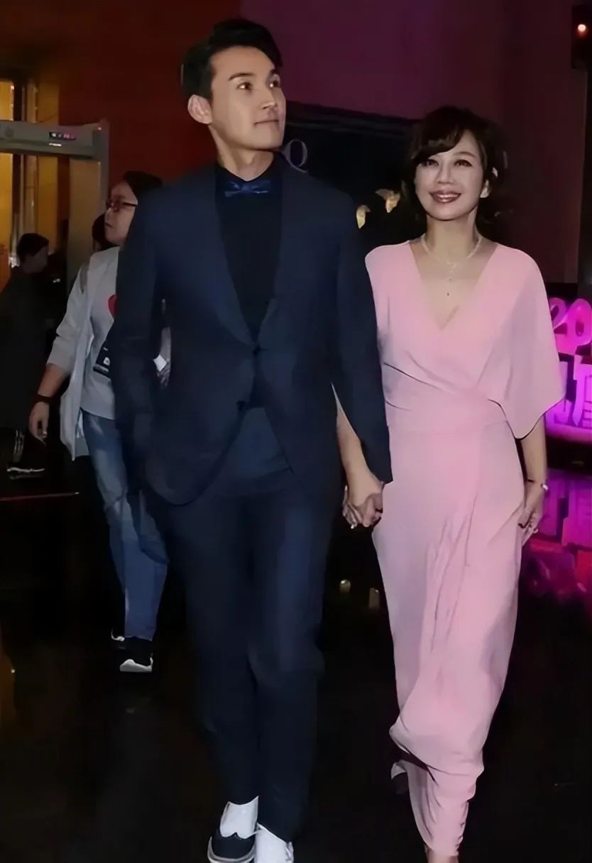 陈松伶穿一身粉嫩成小公主，难怪老公张铎一直紧抓她不放